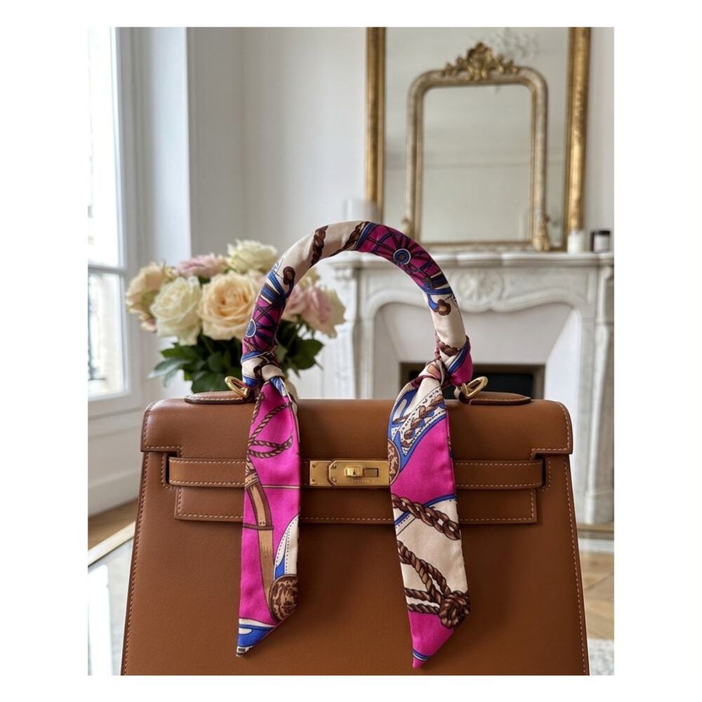 Elegant Equestrian Print Silk Twilly Scarf – Pink & Cream Rope Chain Design